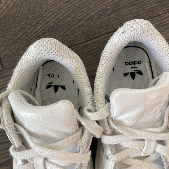 Toddler Adidas white on white Superstars - Picture 6 of 7